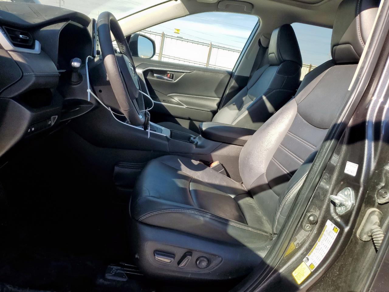 TOYOTA RAV4 XLE PREMIUM