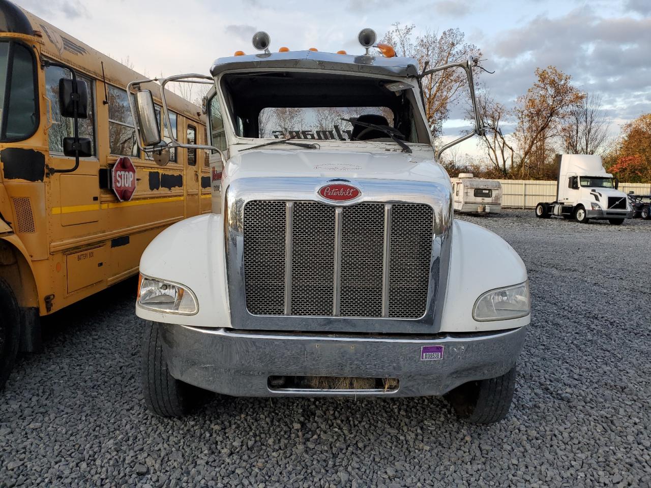 Lot #3315781386 2019 PETERBILT 337