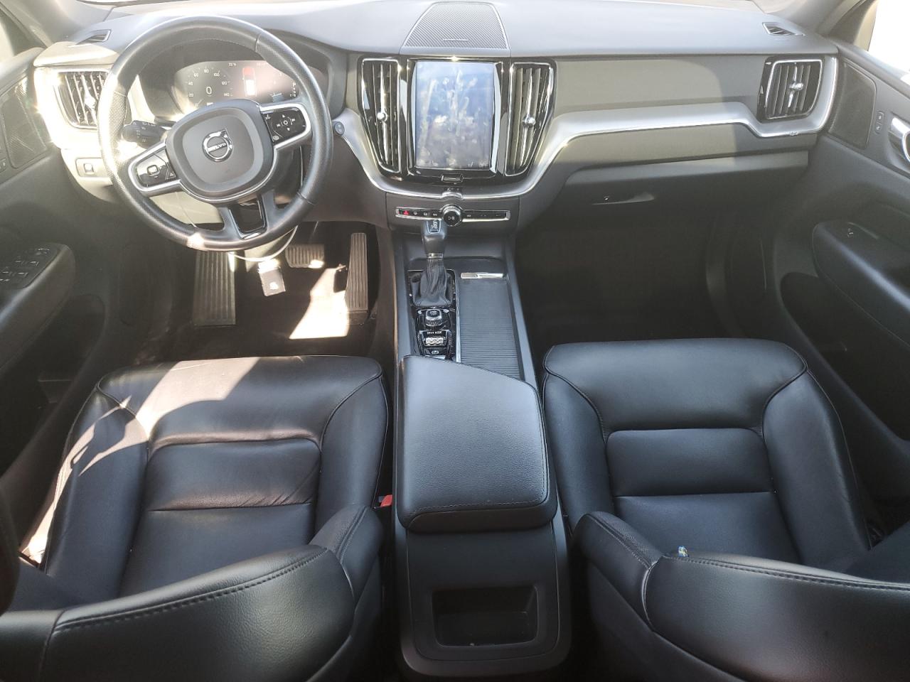 VOLVO XC60 T5 MOMENTUM