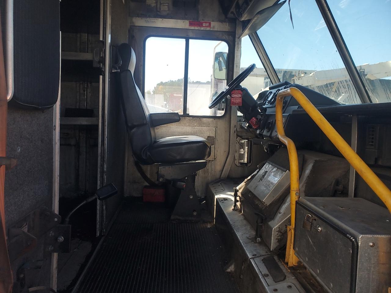 Lot #3290118262 2001 FREIGHTLINER CHASSIS