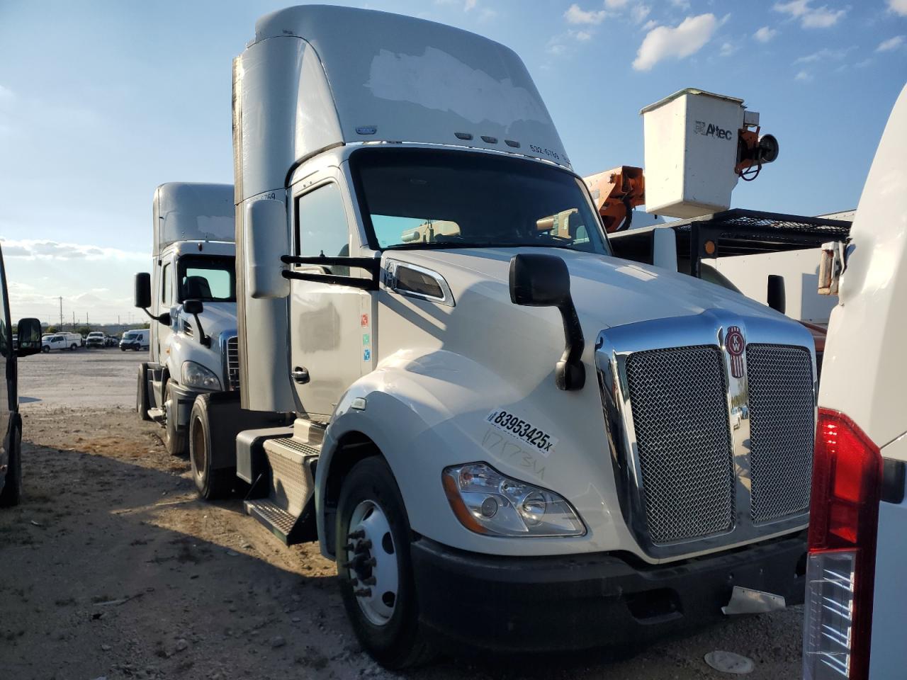 Lot #3268362240 2017 KENWORTH T680