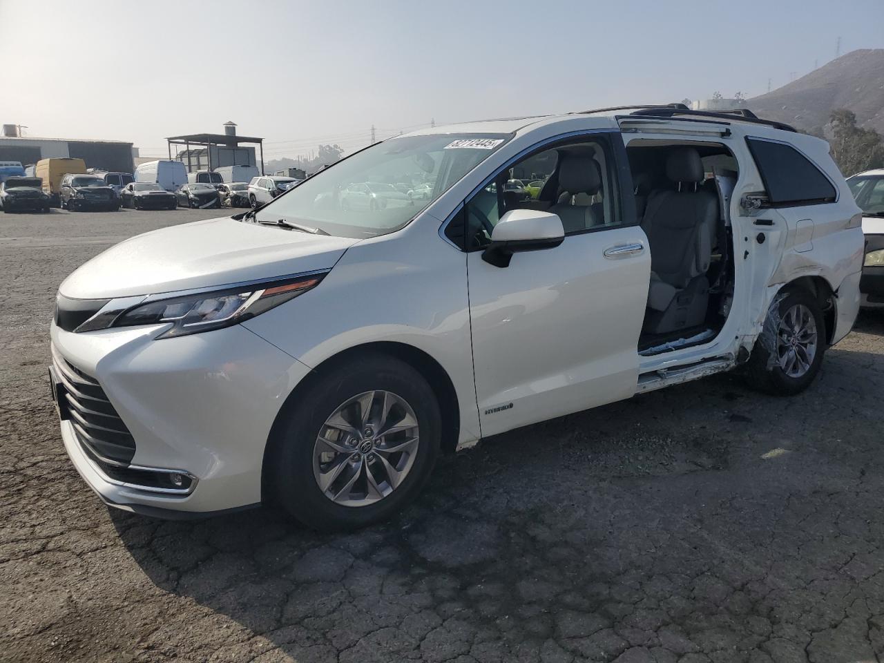 TOYOTA SIENNA XLE