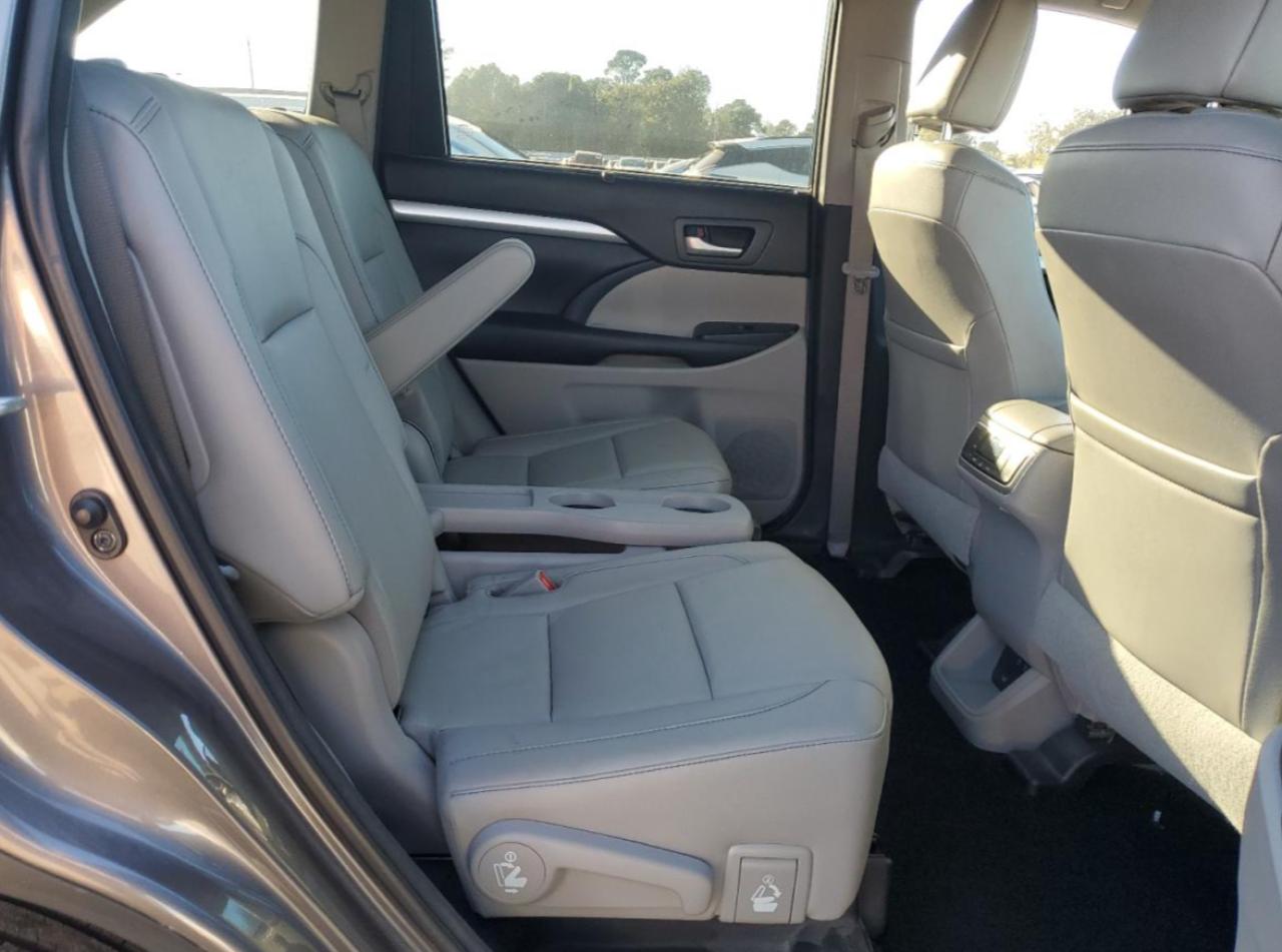 TOYOTA HIGHLANDER SE