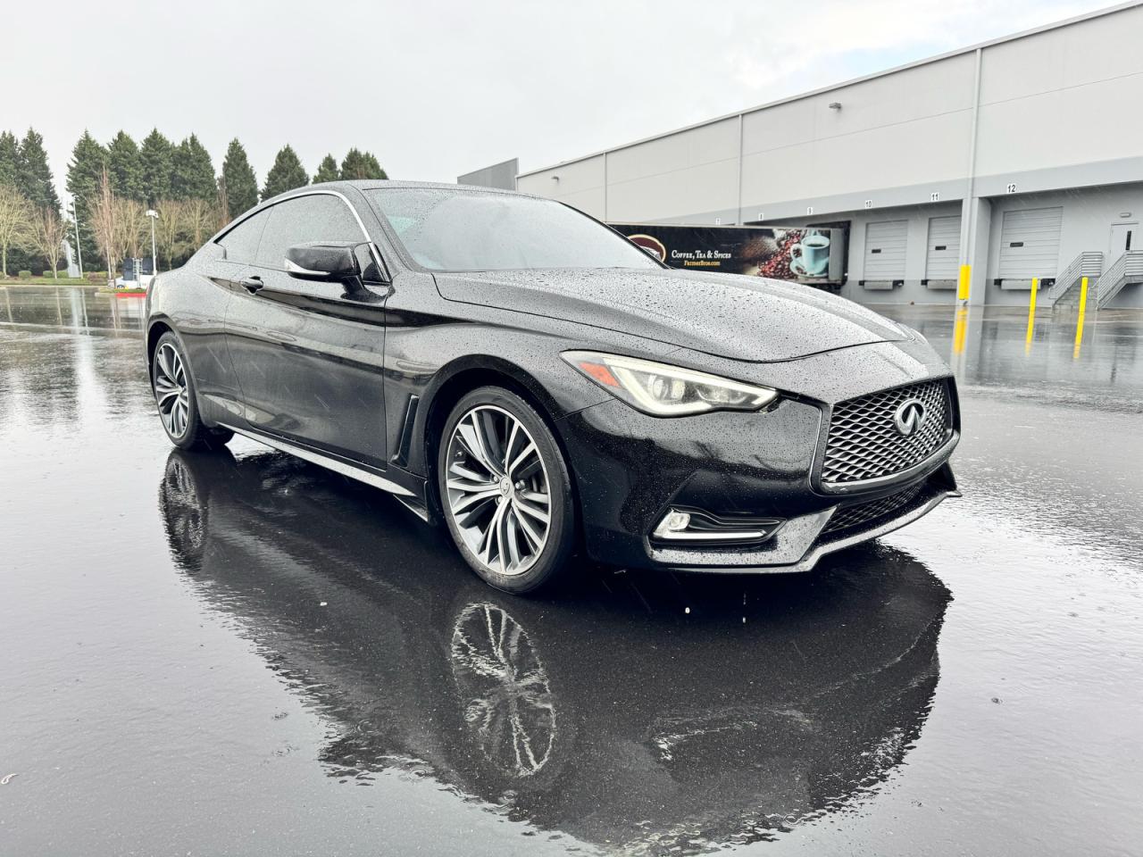 INFINITI Q60 LUXE 300
