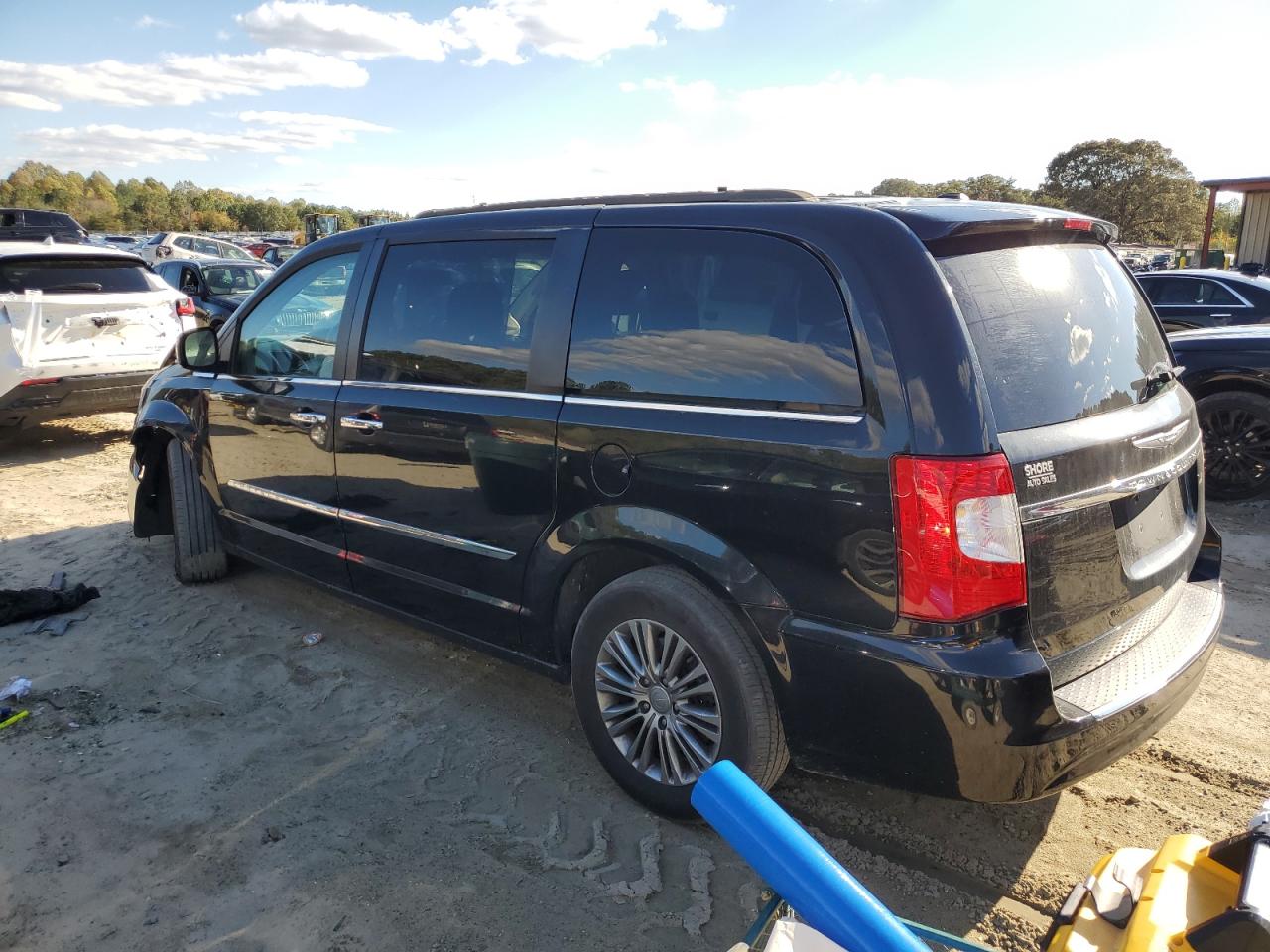 Lot #3310393957 2014 CHRYSLER TOWN & COU