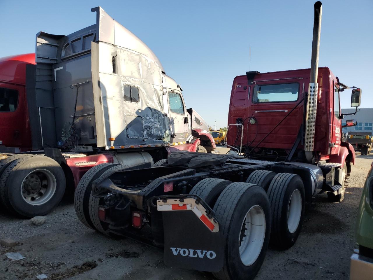 Lot #3316700542 2015 VOLVO VNM
