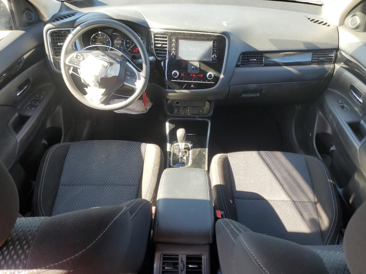 MITSUBISHI OUTLANDER SE
