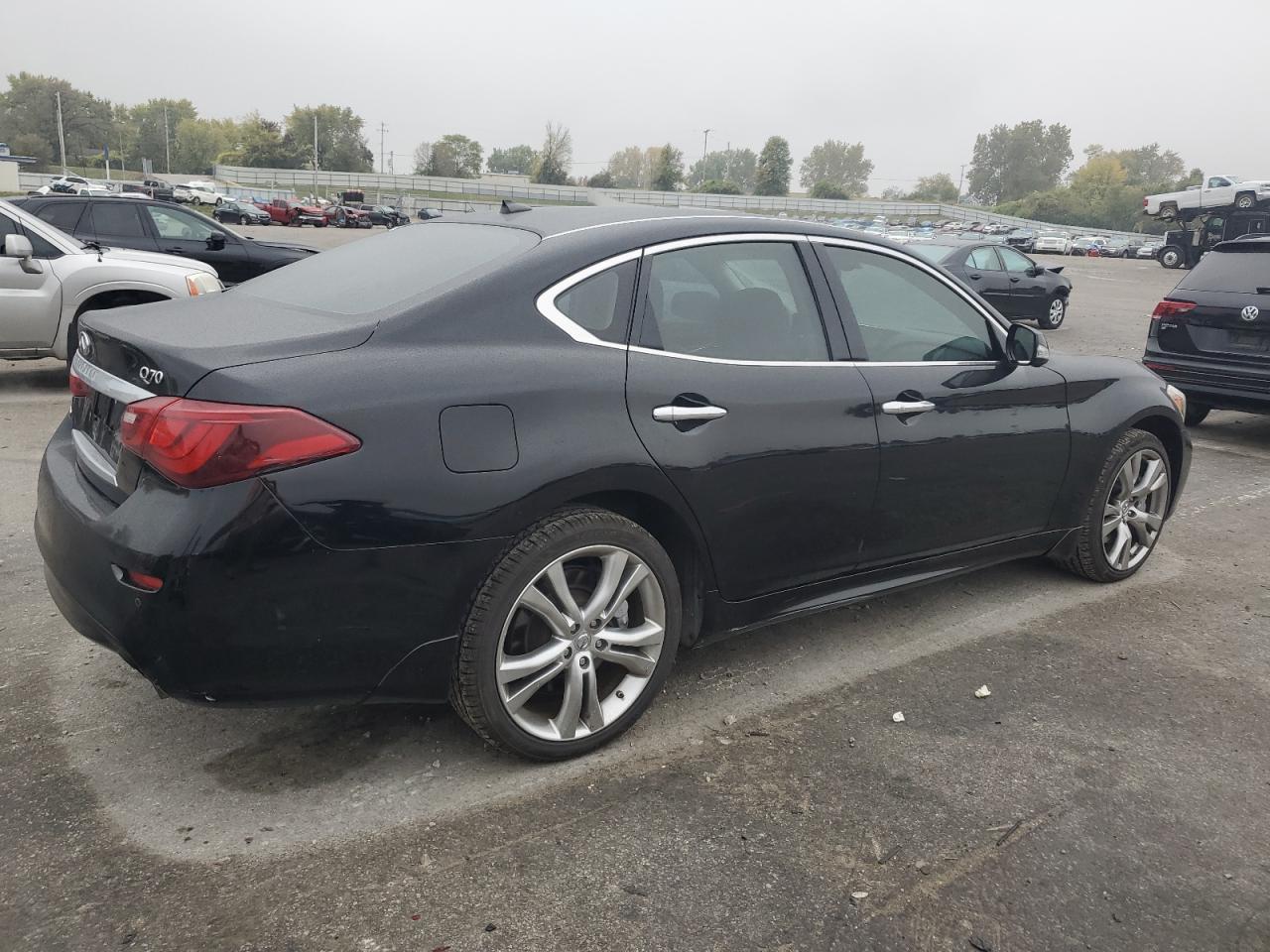 INFINITI Q70 3.7