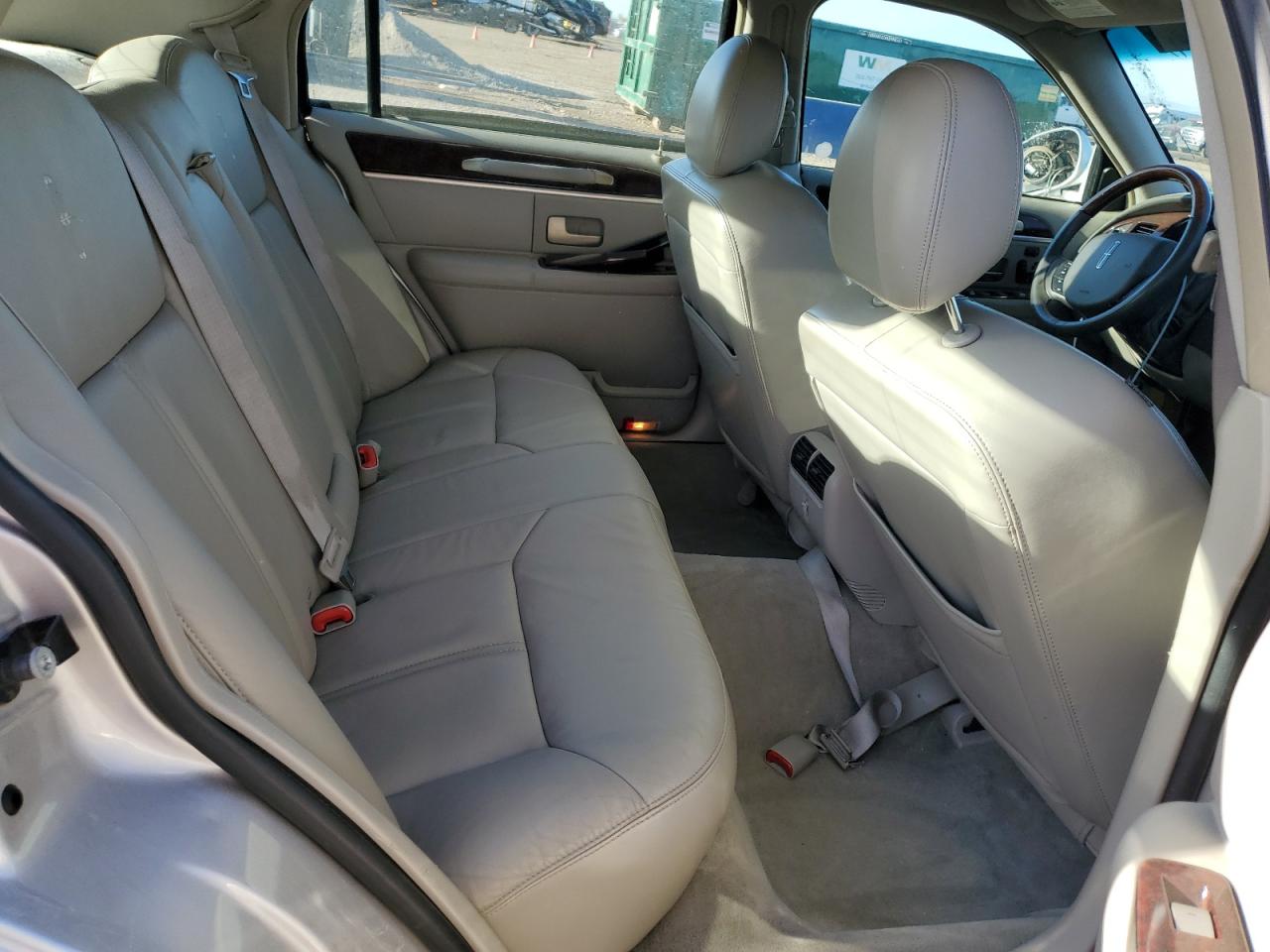 LINCOLN TOWN CAR SIGNATURE LIMITED