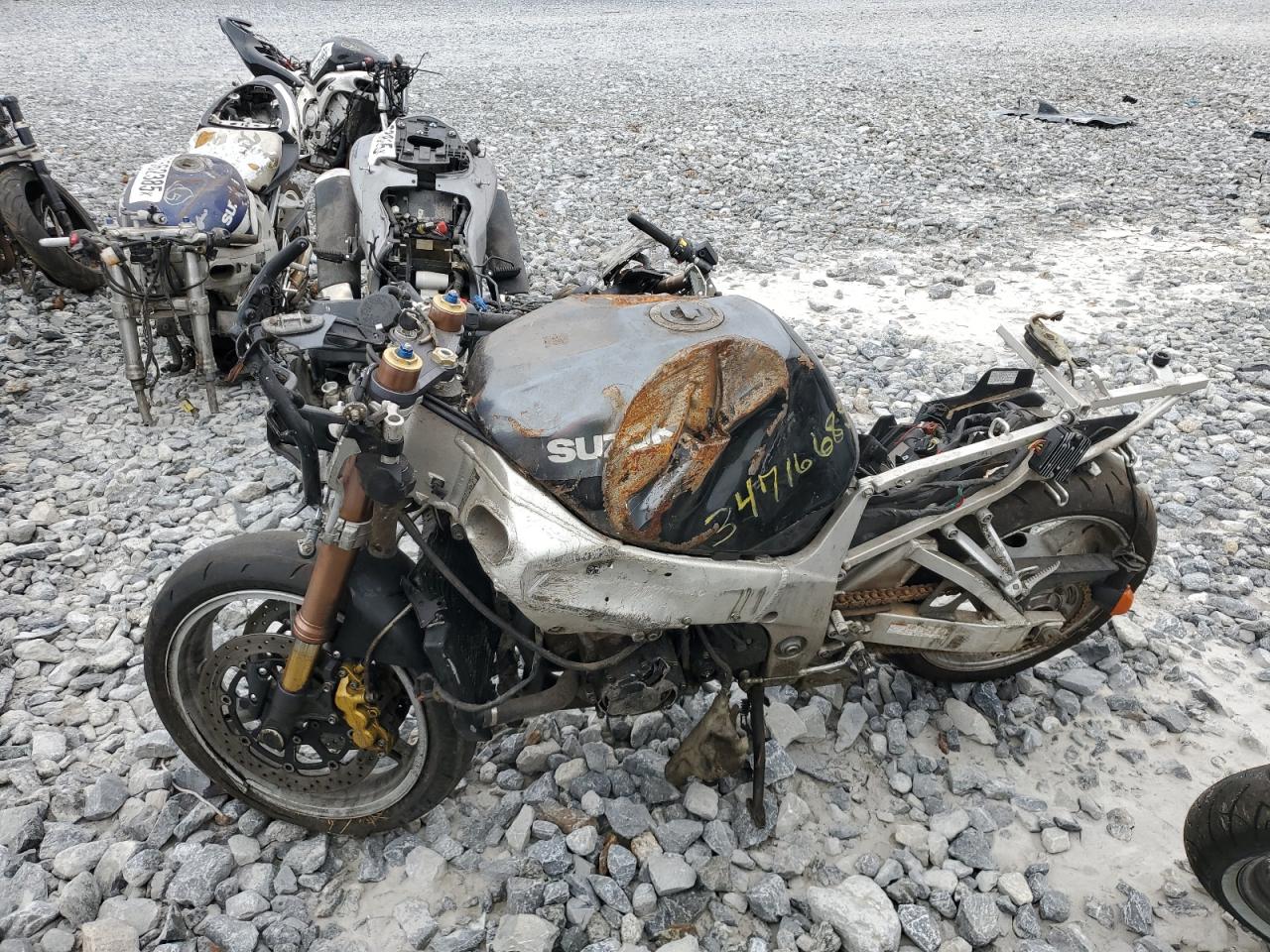 Lot #3305400313 2001 SUZUKI GSX-R1000