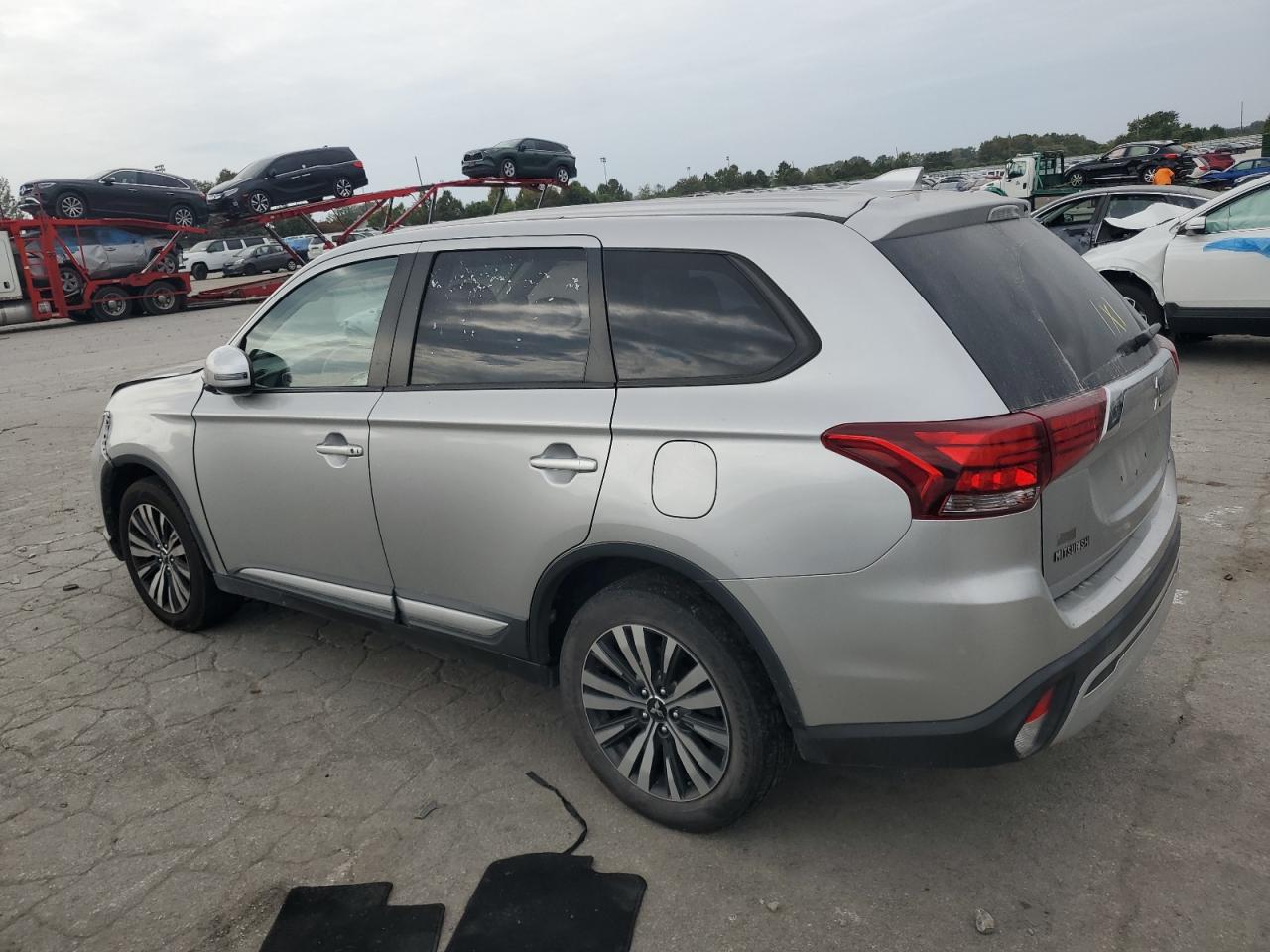 MITSUBISHI OUTLANDER SE