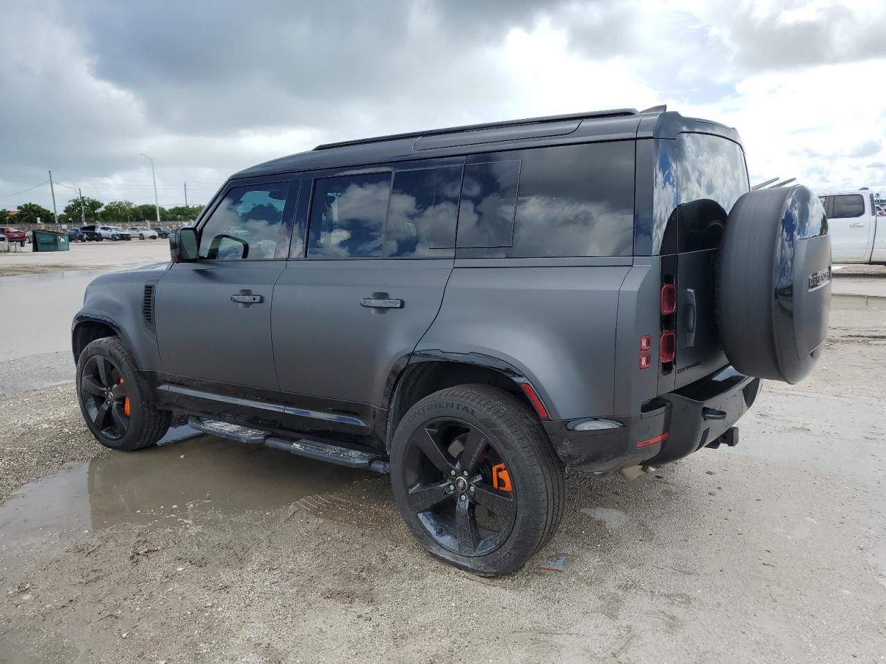 LAND ROVER DEFENDER 110 X-DYNAMIC SE