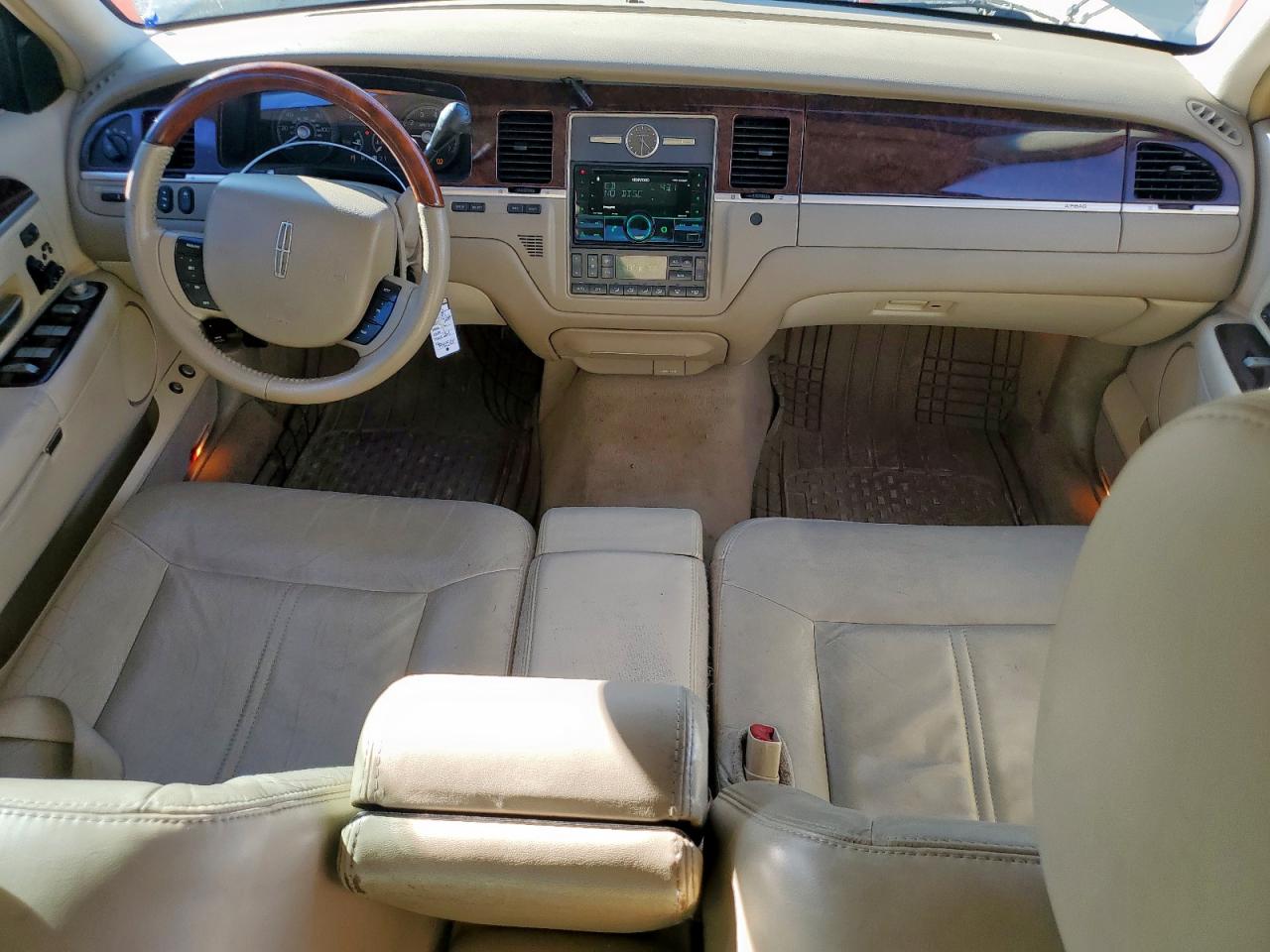 LINCOLN TOWN CAR SIGNATURE LIMITED