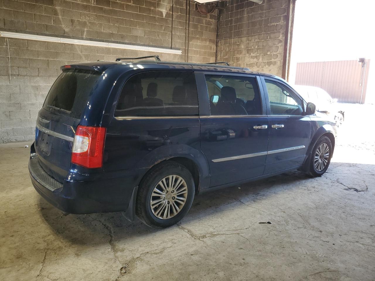 CHRYSLER TOWN & COUNTRY TOURING L