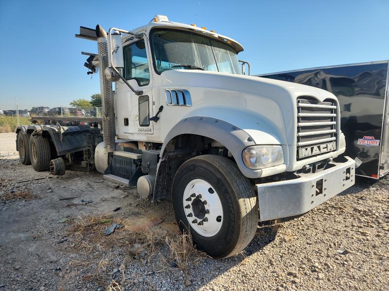 Global Auto Auctions: 2015 MACK 700 GU700