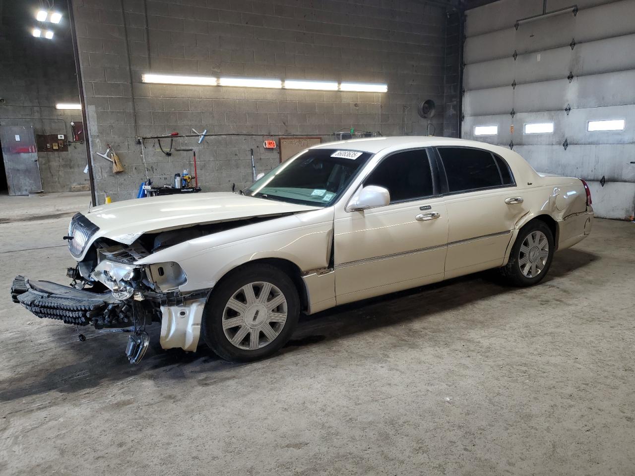  Salvage Lincoln Towncar