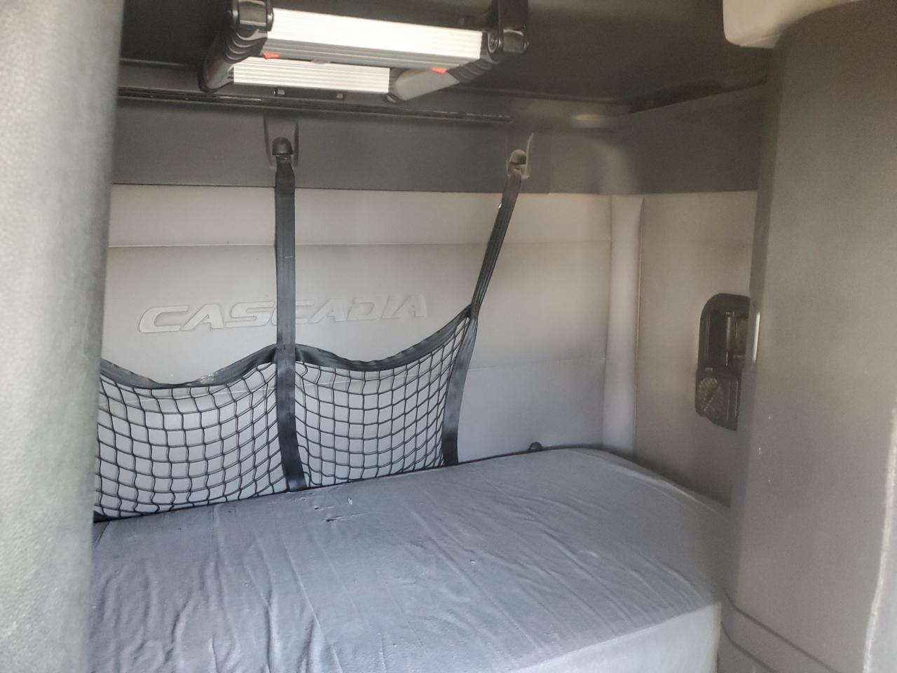 Lot #3286695282 2018 FREIGHTLINER CASCADIA 1