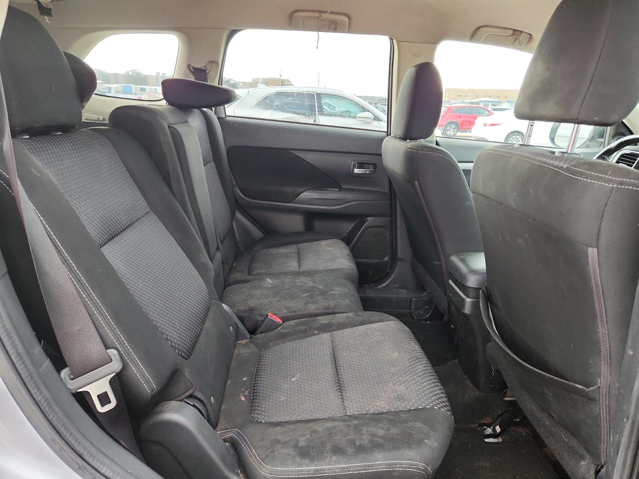 MITSUBISHI OUTLANDER SE