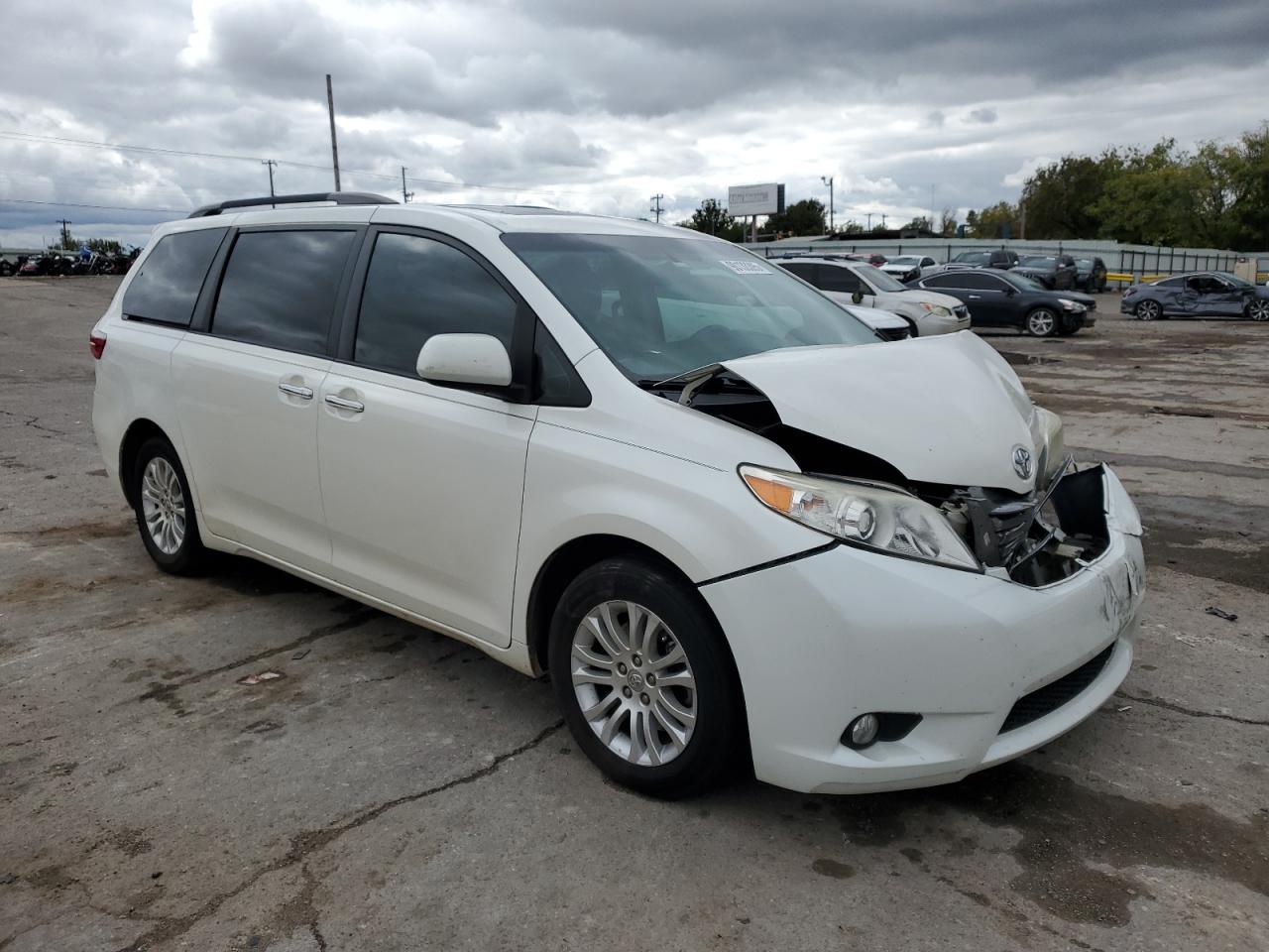 TOYOTA SIENNA XLE