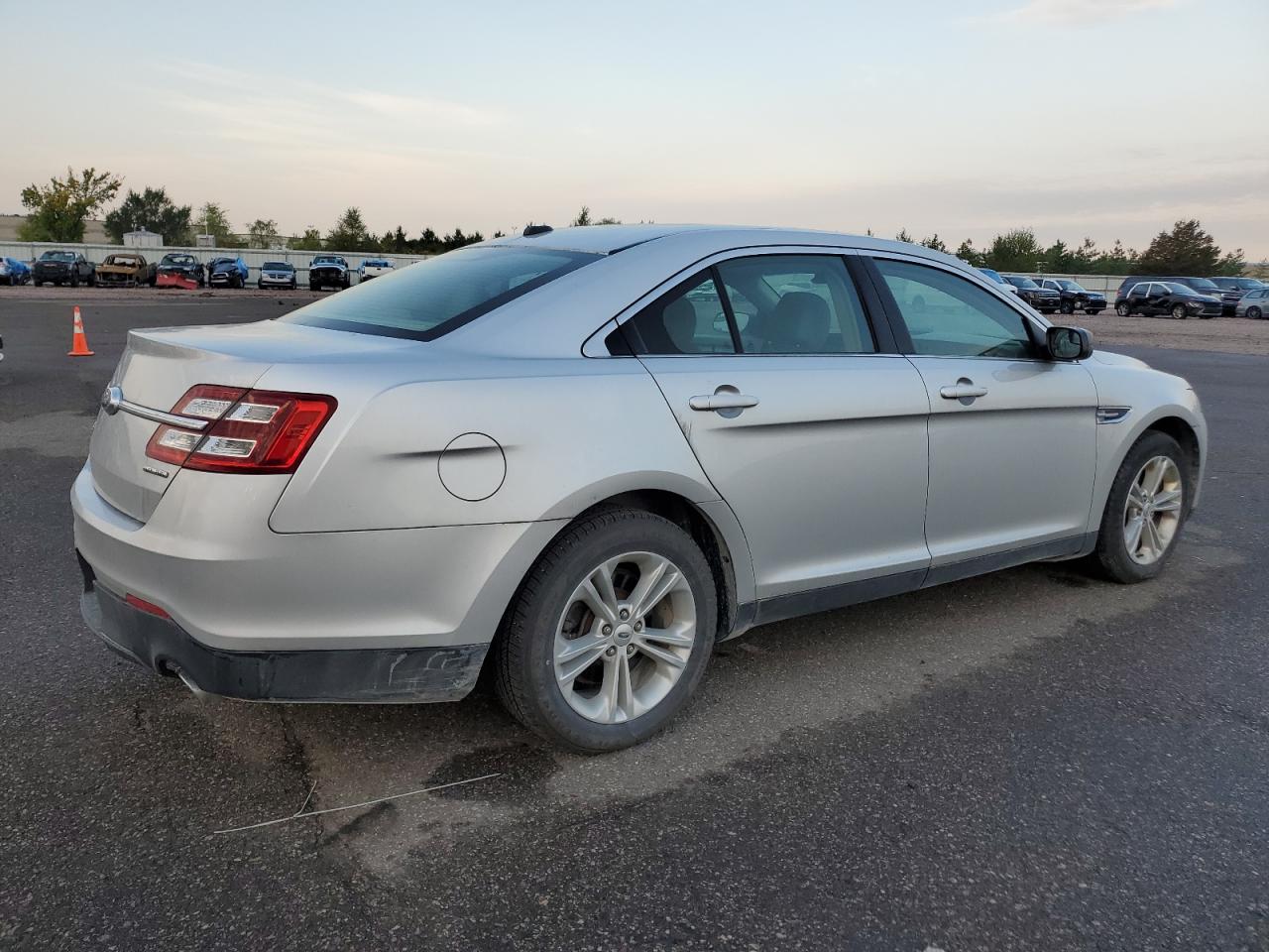 FORD TAURUS SE