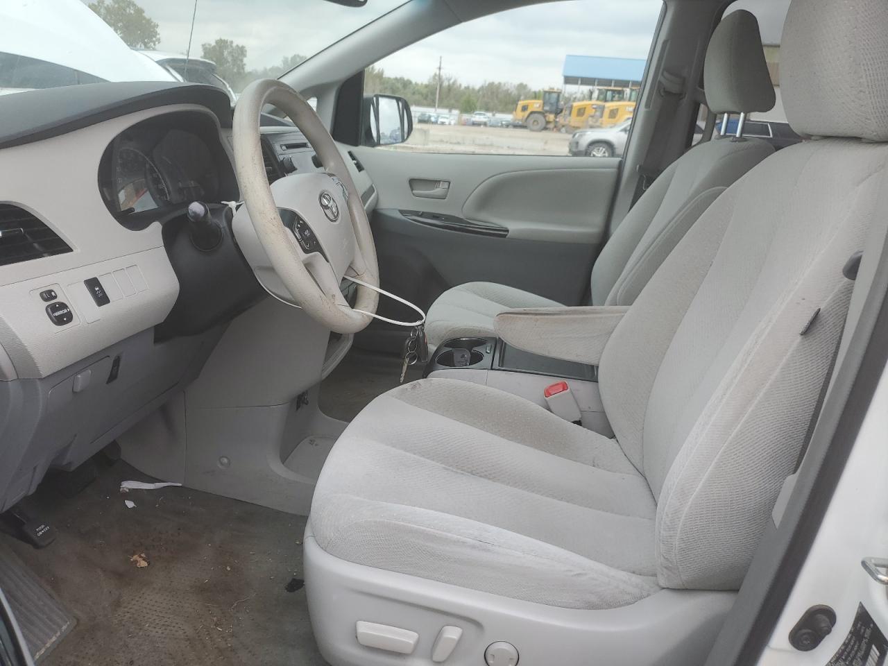 Lot #3291626240 2014 TOYOTA SIENNA LE