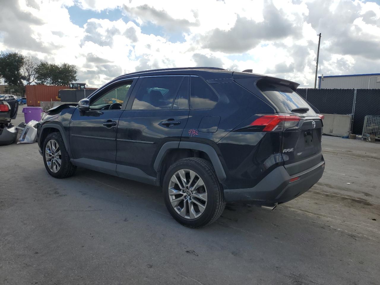 TOYOTA RAV4 XLE PREMIUM