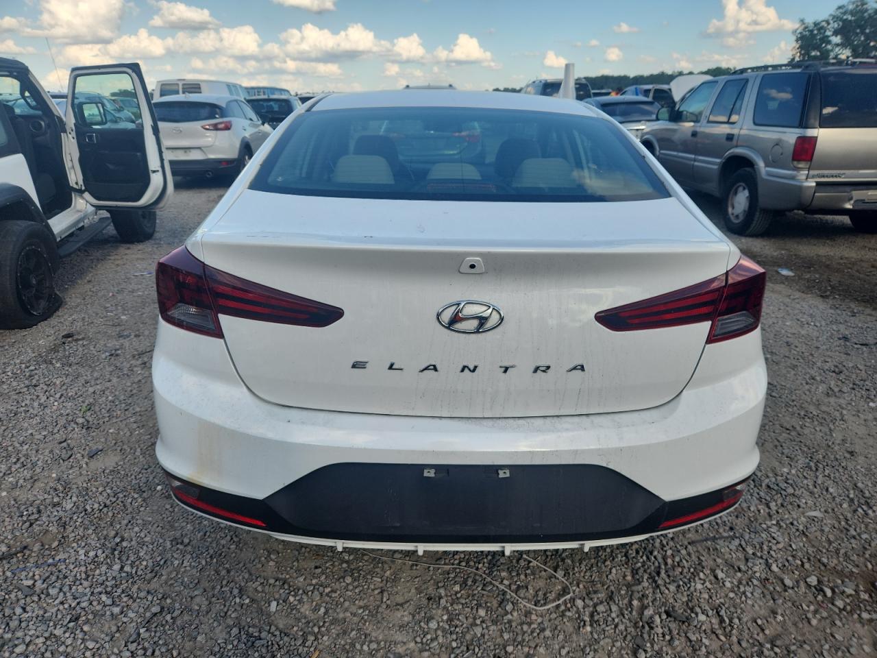 HYUNDAI ELANTRA SE