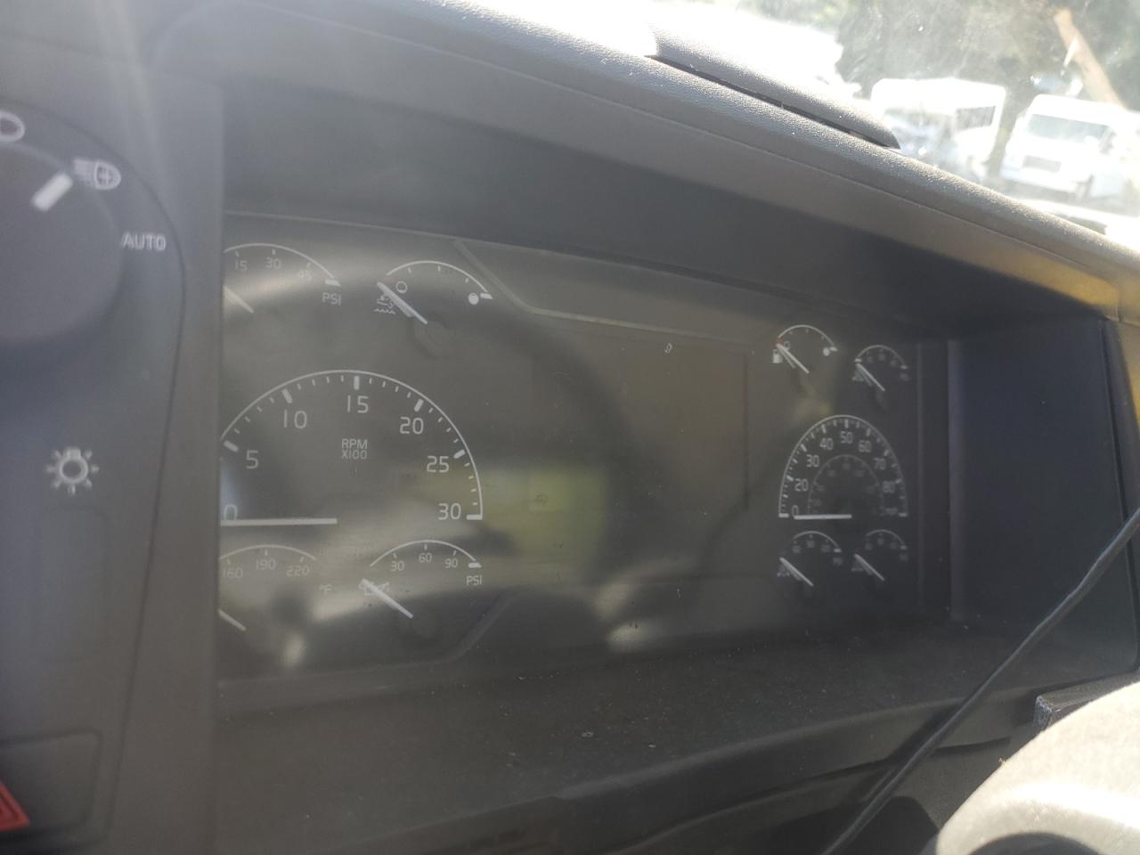 Lot #3275436710 2021 VOLVO VNR