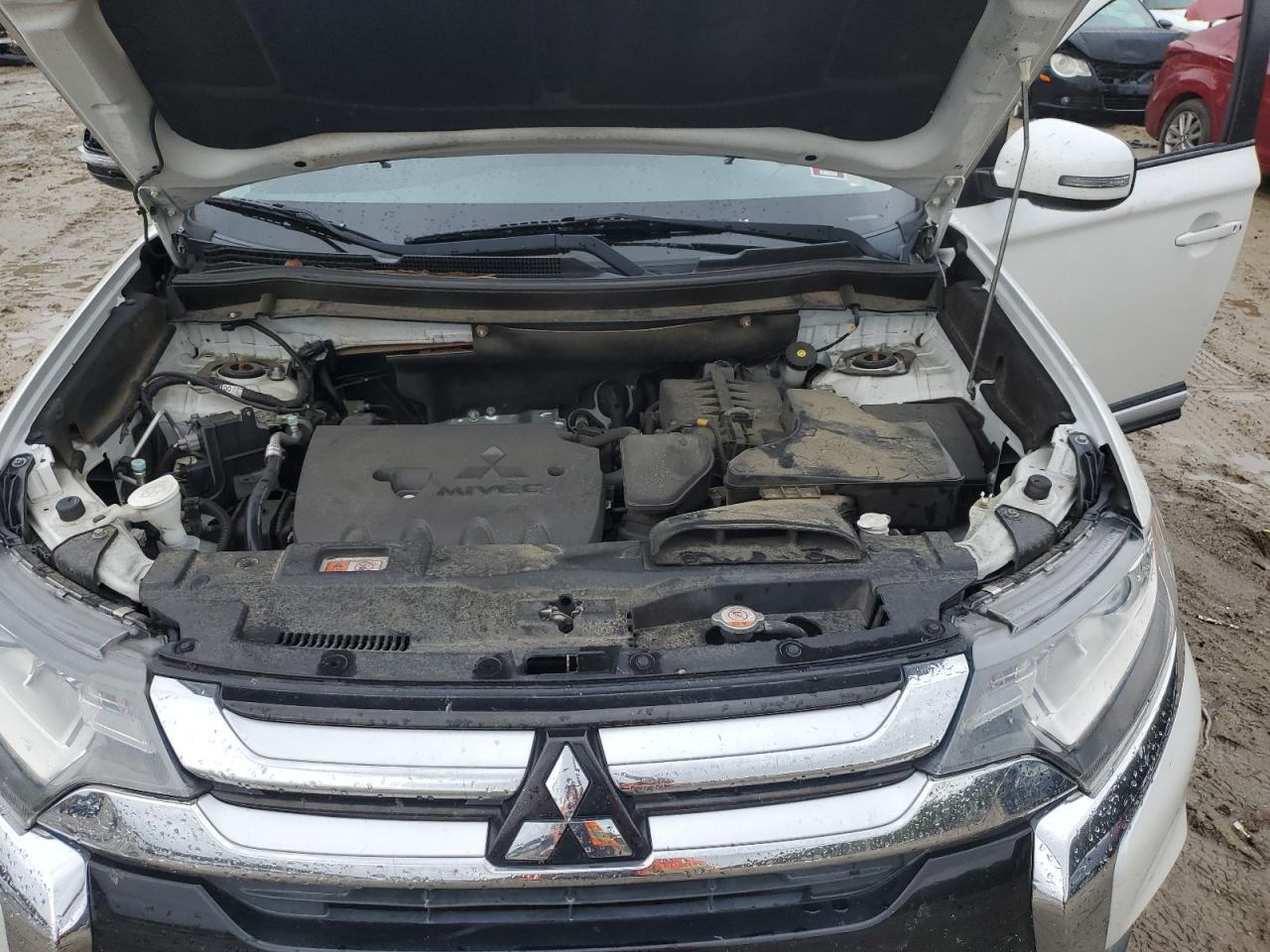 MITSUBISHI OUTLANDER SE