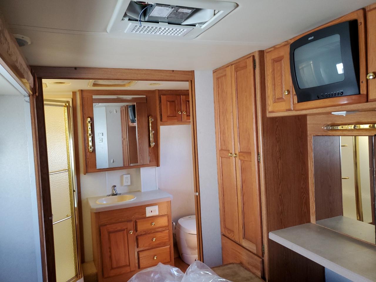 Lot #3291221977 2002 WORKHORSE CUSTOM CHASSIS MOTORHOME