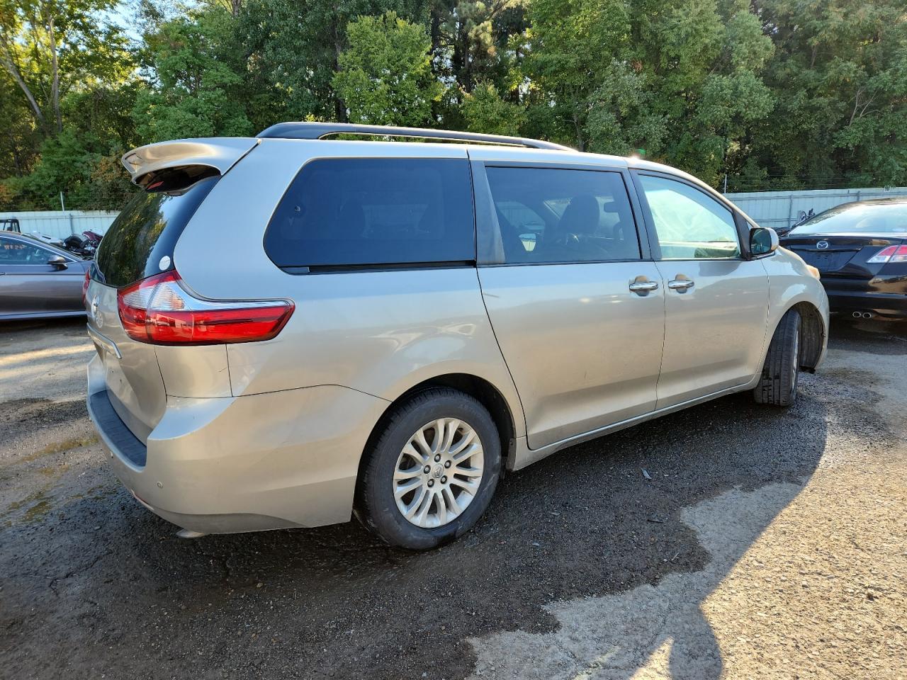 TOYOTA SIENNA XLE