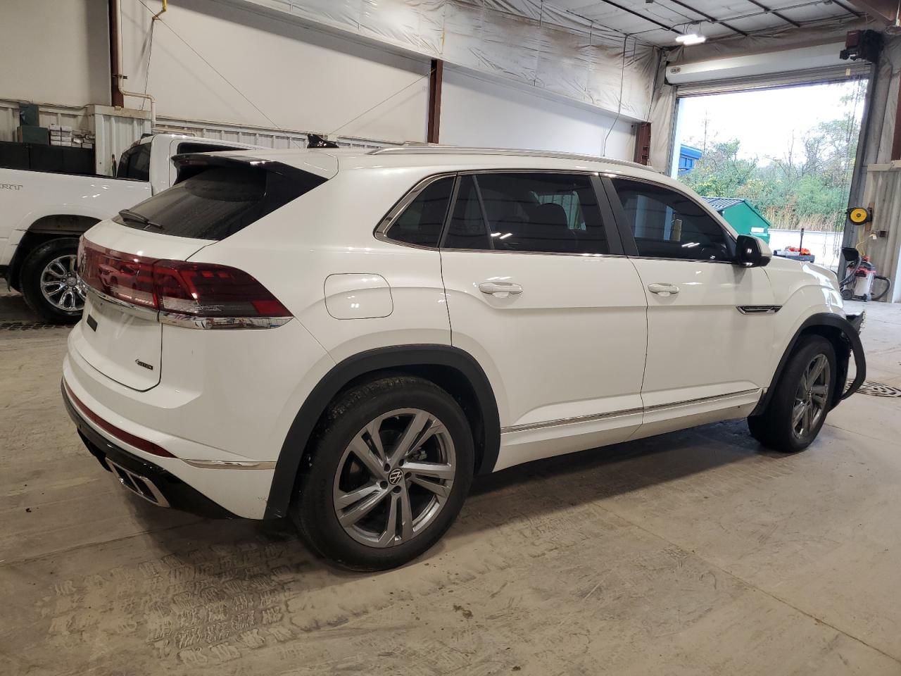 VOLKSWAGEN ATLAS CROSS SPORT SEL R-LINE