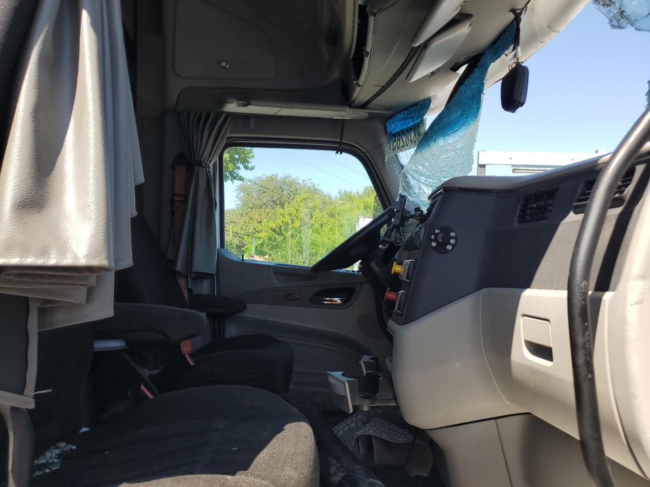 Lot #3309247617 2021 PETERBILT 579