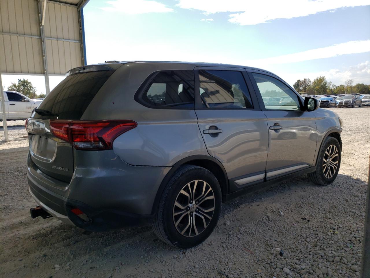 MITSUBISHI OUTLANDER SE