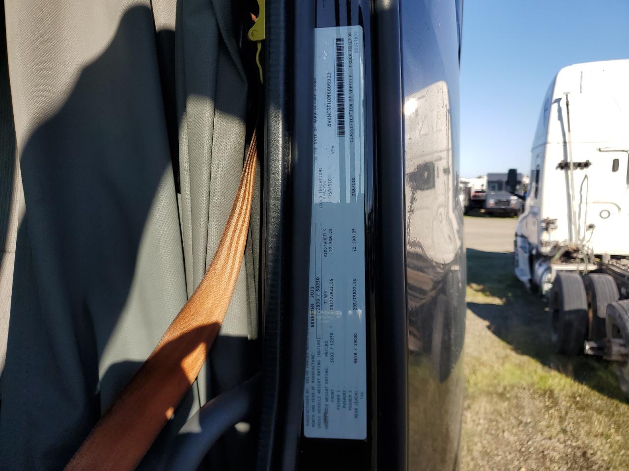 Lot #3302928619 2022 VOLVO VNL