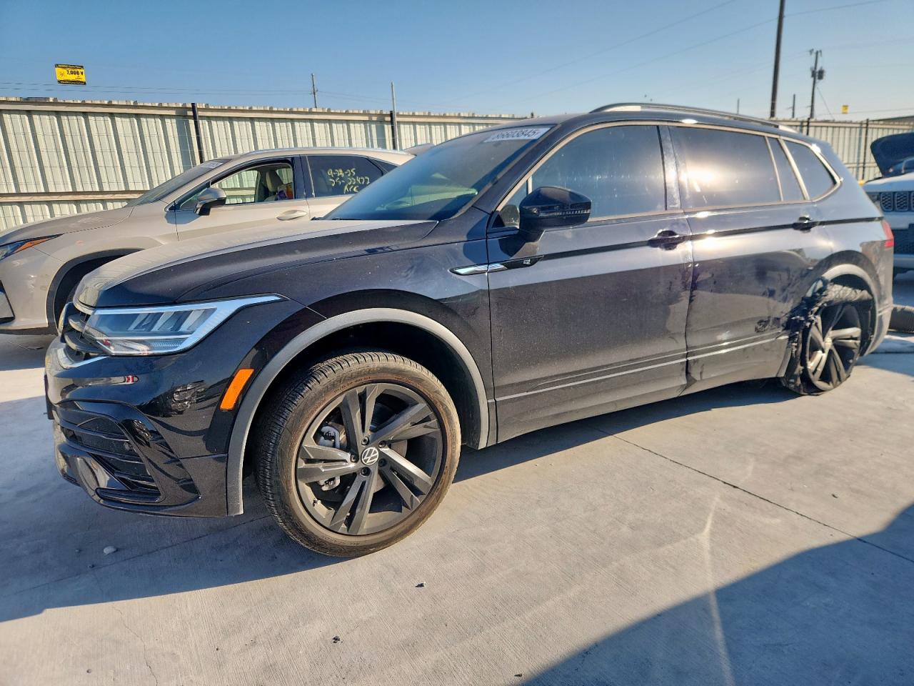VOLKSWAGEN TIGUAN SE R-LINE BLACK
