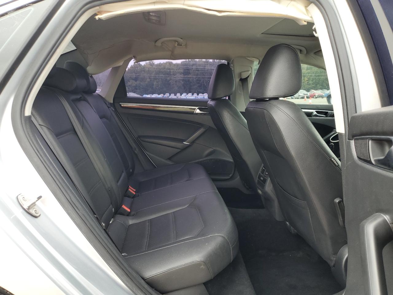 VOLKSWAGEN PASSAT SE R-LINE