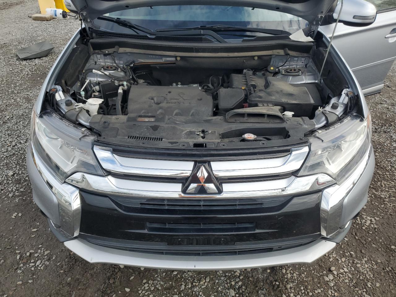 MITSUBISHI OUTLANDER SE