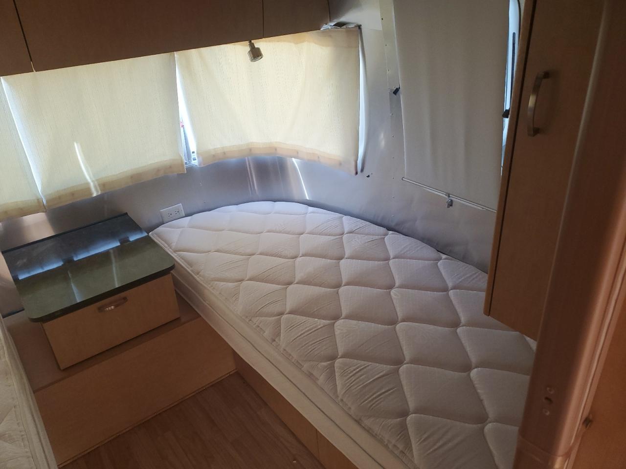 Lot #3274647816 2015 AIRSTREAM FLYING CLO