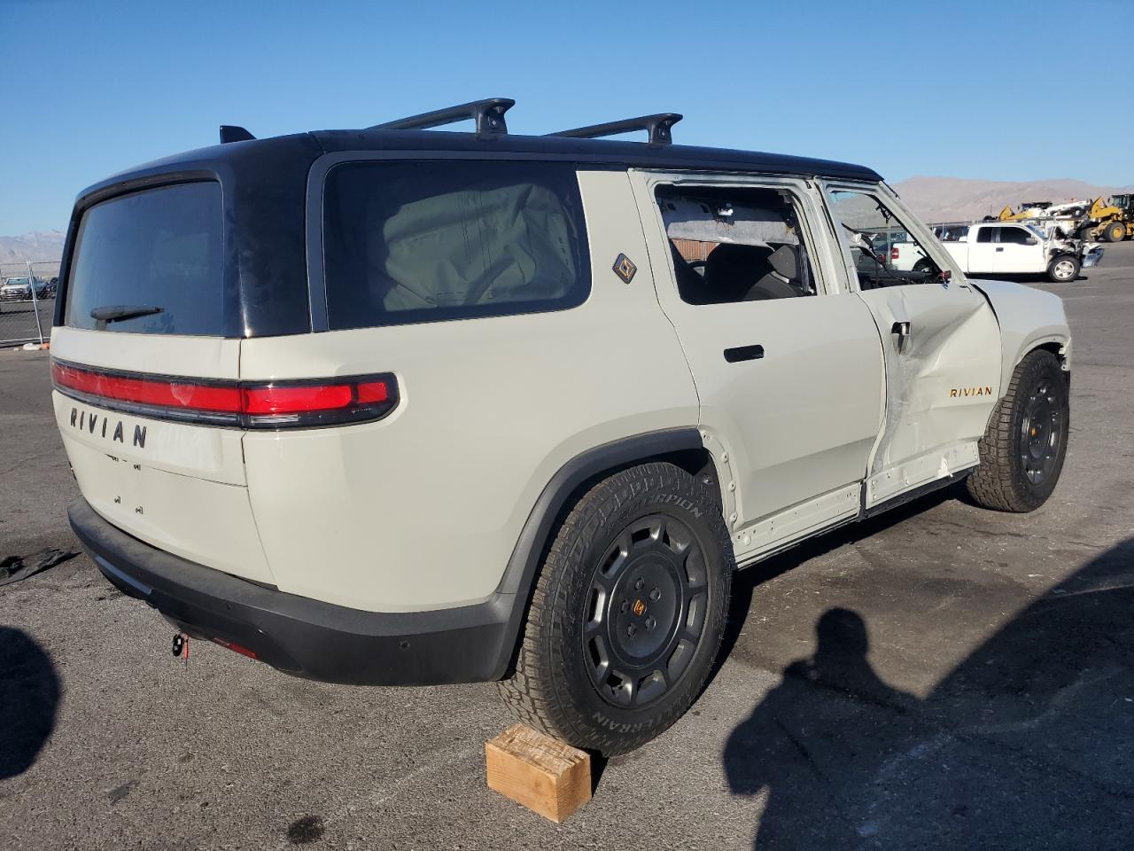RIVIAN R1S ADVENTURE