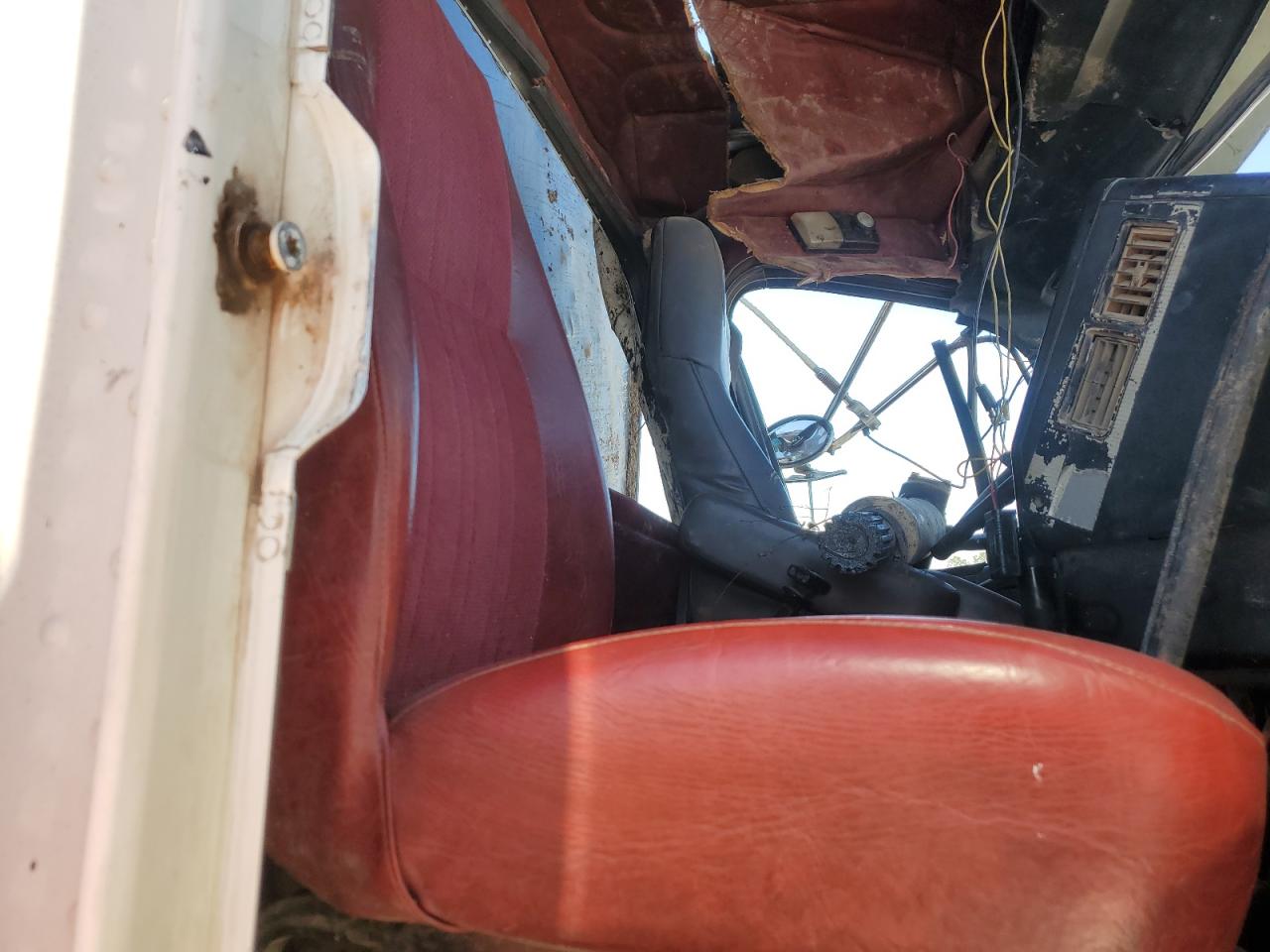 Lot #3309222617 1998 FREIGHTLINER CONVENTION