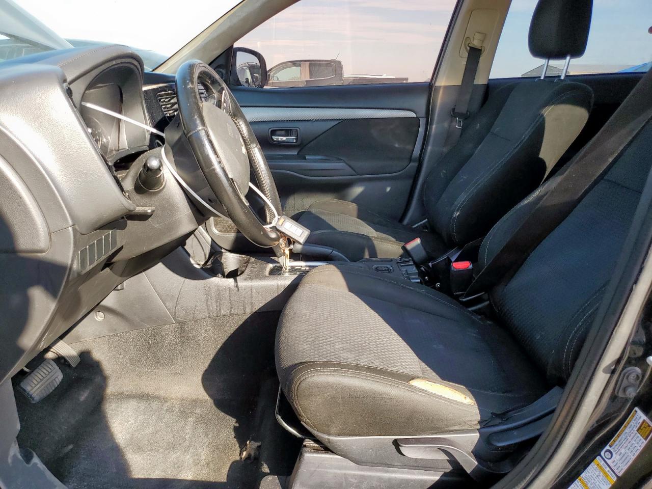 MITSUBISHI OUTLANDER SE