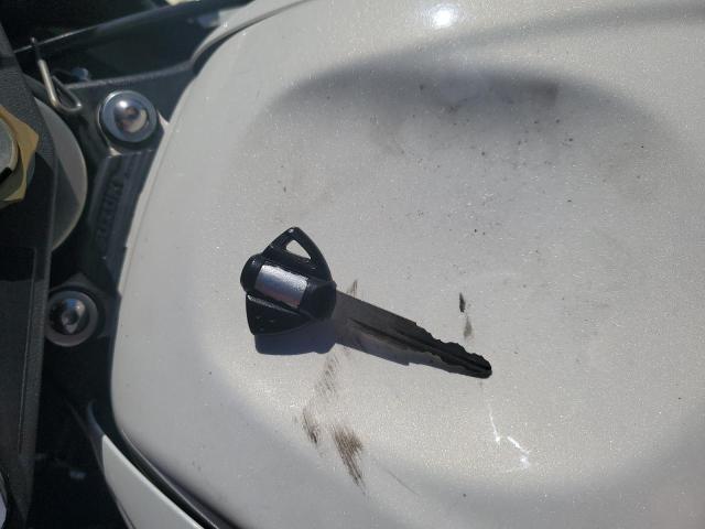 2011 SUZUKI GSX-R600 JS1GN7FA2B2102863