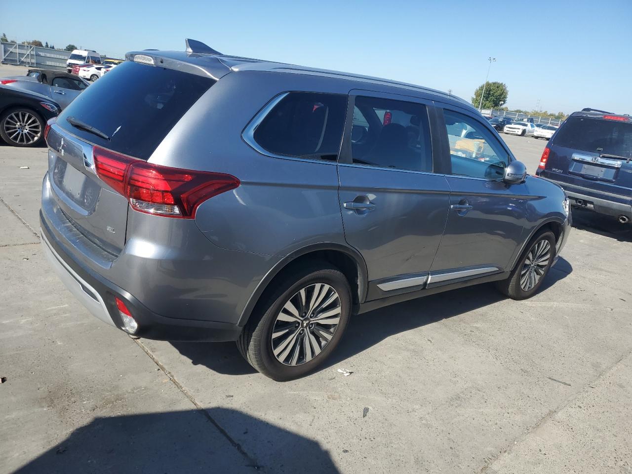 MITSUBISHI OUTLANDER SE