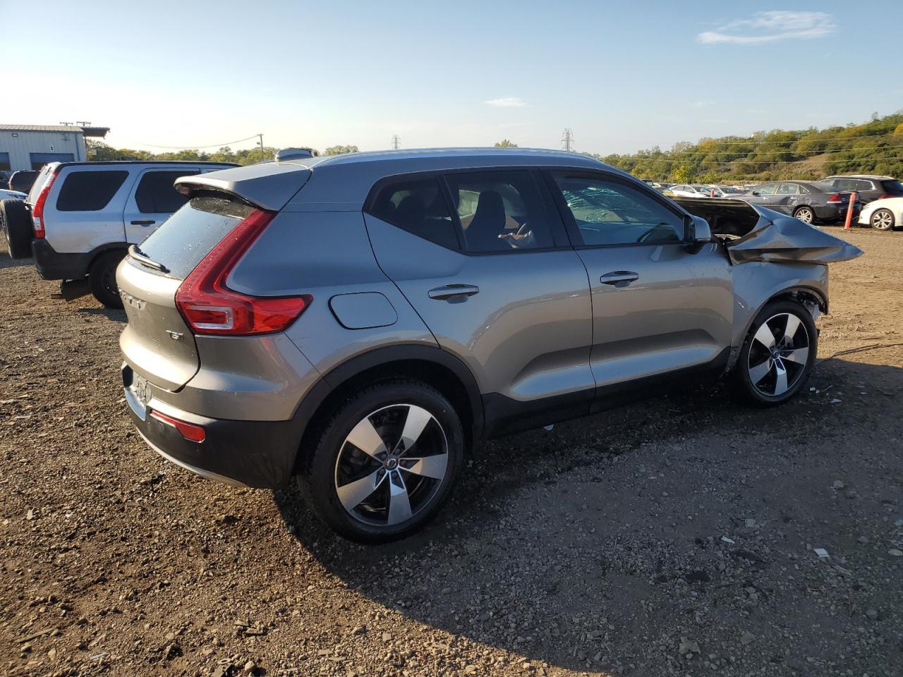 VOLVO XC40 T5 MOMENTUM