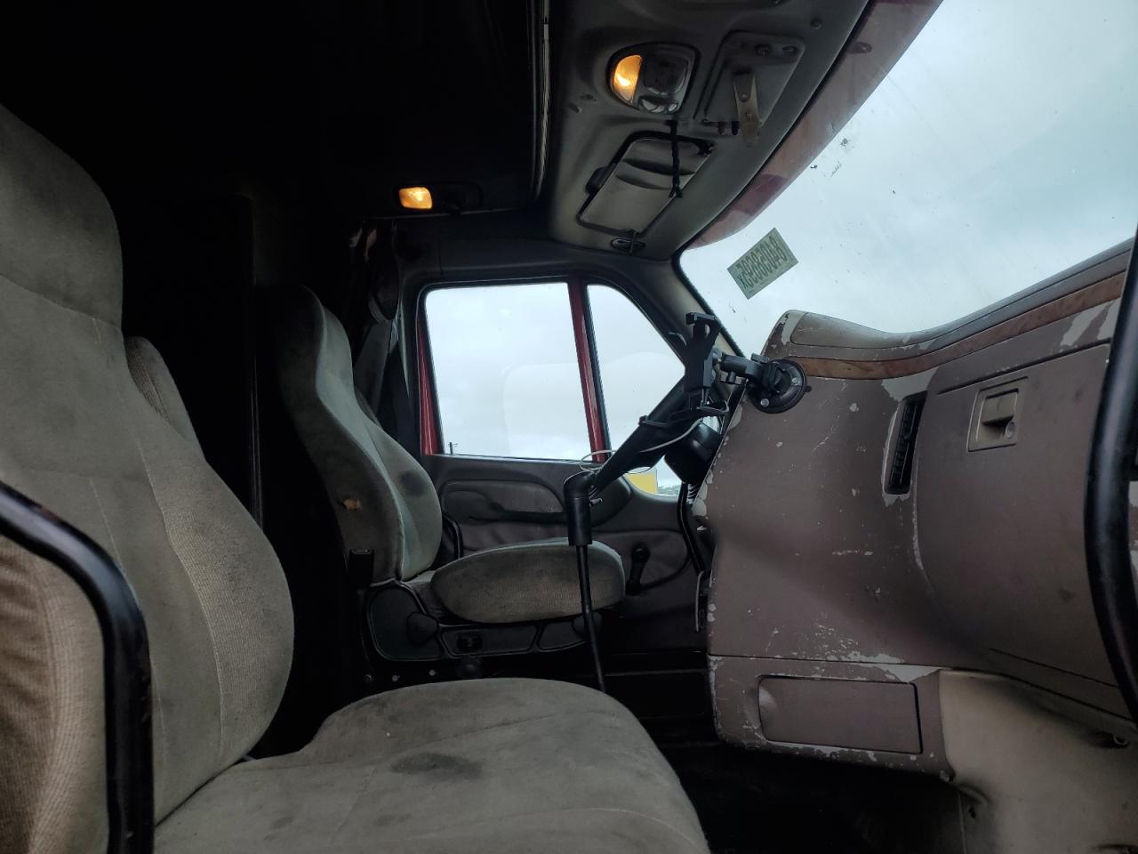 Lot #3261975469 2004 PETERBILT 387