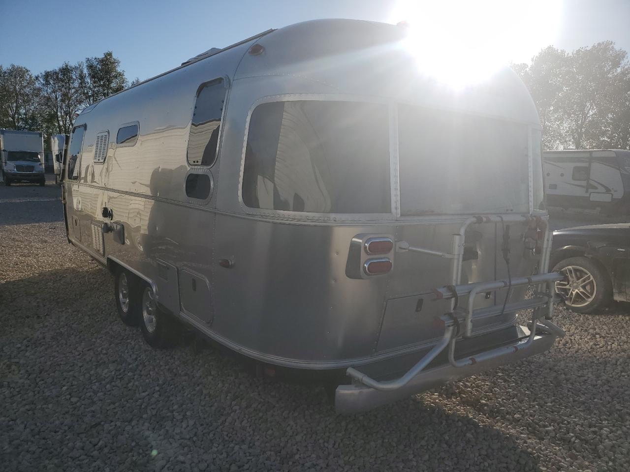 Lot #3274647816 2015 AIRSTREAM FLYING CLO
