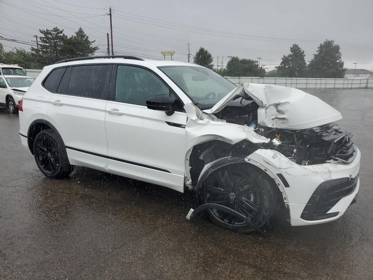 VOLKSWAGEN TIGUAN SE R-LINE BLACK