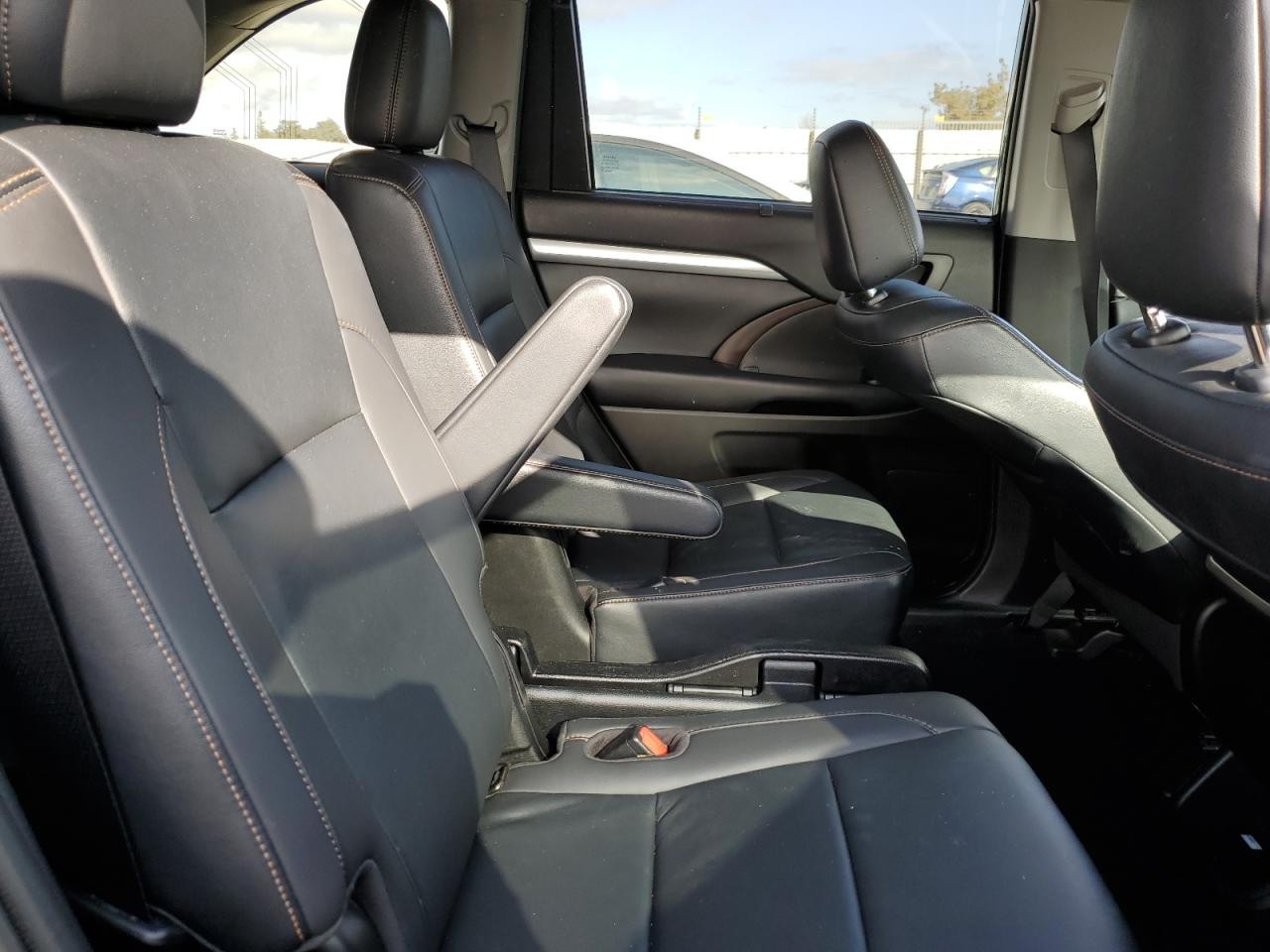 TOYOTA HIGHLANDER SE