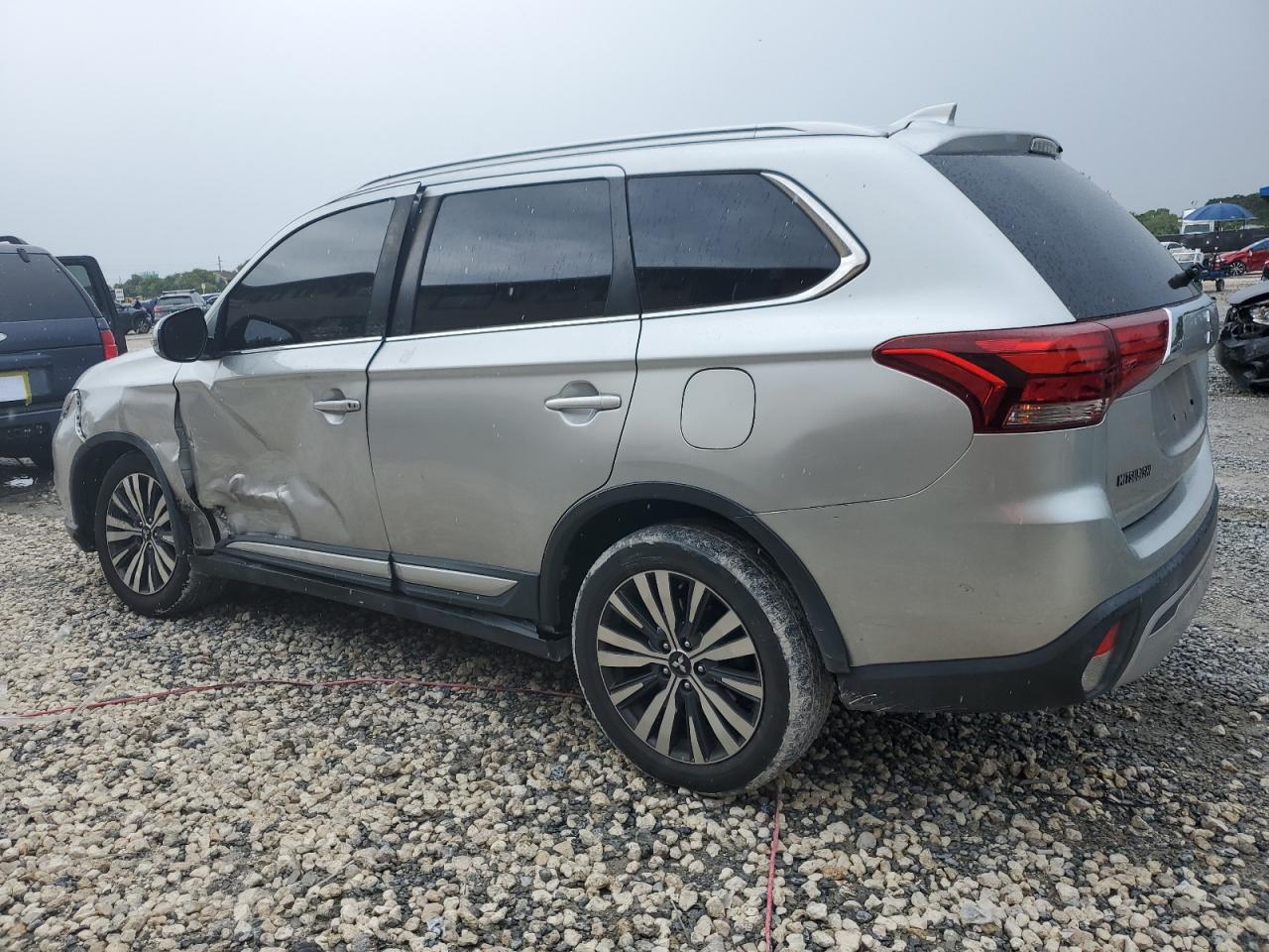 MITSUBISHI OUTLANDER SE